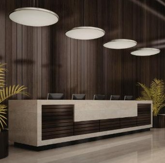 Ahşap kaplamalı, sarkıt aydınlatmalı modern bir resepsiyon alanı